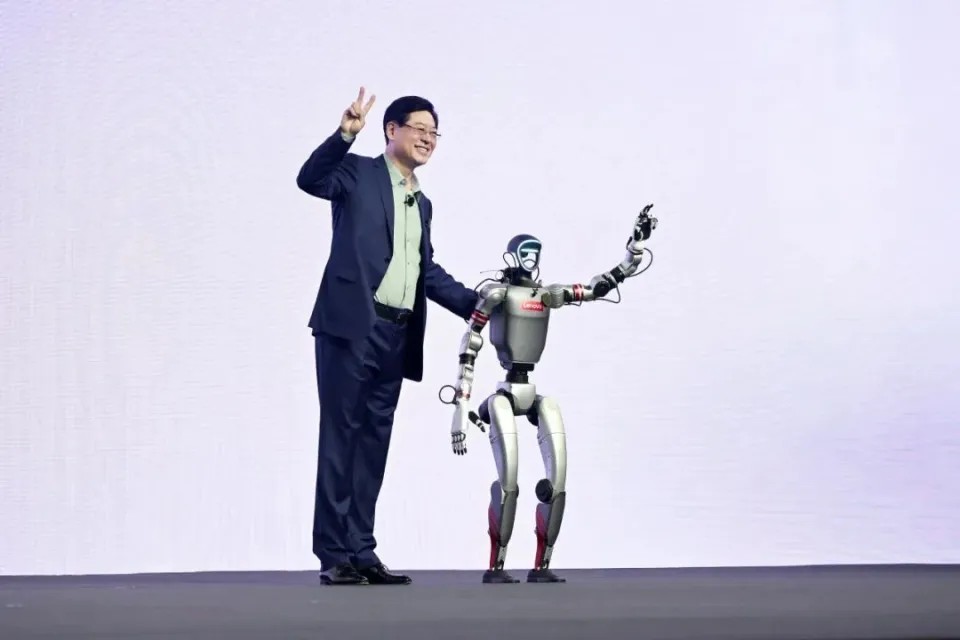 行業(yè)資訊|硅基員工亮相、AI芯片博弈與制造業(yè)成本重構